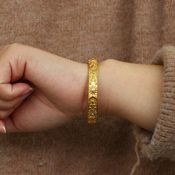 NEW 18K GOLD CUFF BANGLE BRACELET, NICE BRACELET, CUTE BRACELET - Picture 1 of 5